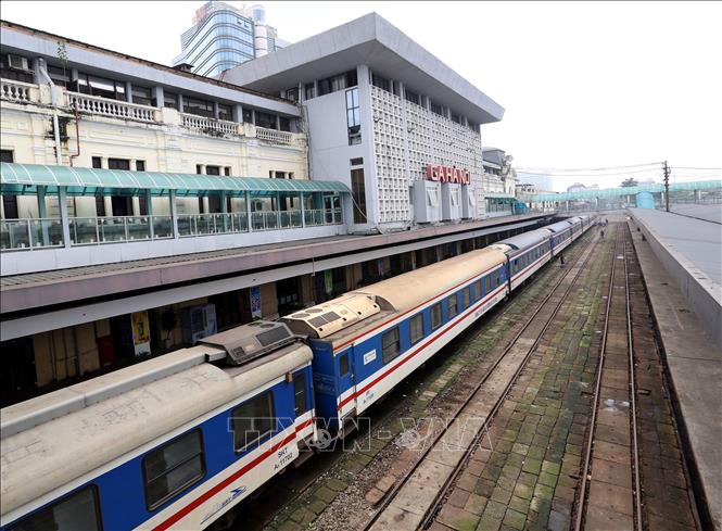 Hiện tại, đôi tàu chạy nhanh nhất cũng phải mất hơn 30 tiếng từ ga Hà Nội đến ga Sài Gòn. Ảnh: Huy Hùng/TTXVN