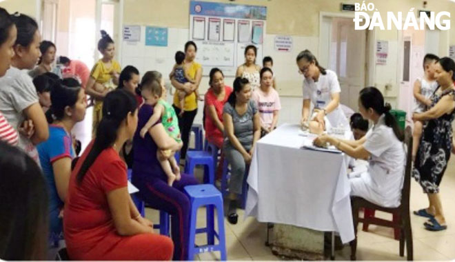 Các bác sĩ Bệnh viện Phụ sản-Nhi Đà Nẵng tư vấn người nhà bệnh nhân phương pháp sơ cấp cứu và chăm sóc nhi sơ sinh. 