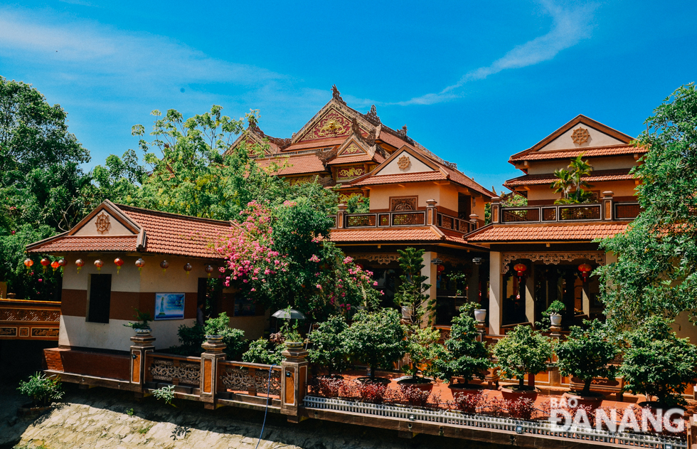 The Nam Son Pagoda is previously known as the Cam Nam Pagoda. Its back is towards the Truong Son mountain range, and its face is towards the Marble Mountains.