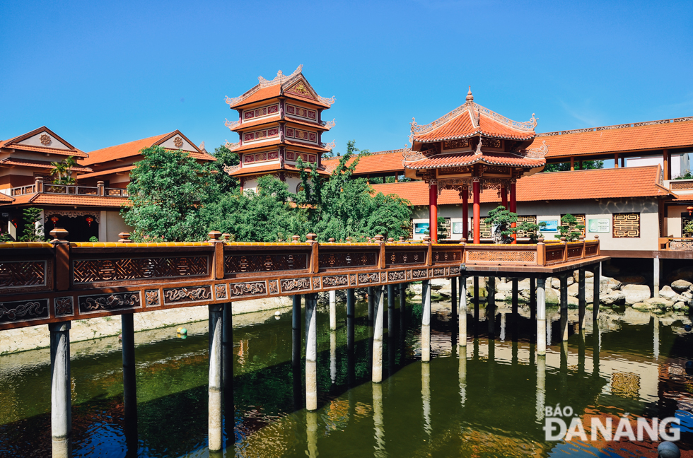 The pagoda is famous for its special architectural space with long bridges spanning across a clear blue lake. These bridges have such Buddhist names as Tam Tang and Dong Tu. In addition, there are Phong Sanh Pond, and Vong Nguyet communal house. 