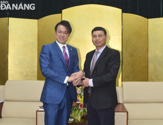 Phó Chủ tịch UBND thành phố Hồ Kỳ Minh (bìa trái) hoan nghênh ông Yoshimune Odaka, Tổng Giám đốc Tập đoàn Mikazuki đầu tư thêm 50 triệu USD để xây chợ đêm và phố đi bộ.