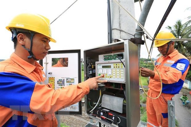 Công nhân Công ty Điện lực Quảng Ninh (Tổng Công ty Điện lực miền Bắc) lắp đặt thiết bị truyền dữ liệu đáp ứng việc thực hiện CMIS. (Ảnh: Ngọc Hà/TTXVN)