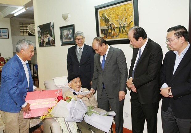 Thủ tướng Nguyễn Xuân Phúc thăm và chúc Tết giáo sư Hoàng Tụy. (Ảnh: Dương Giang/TTXVN)