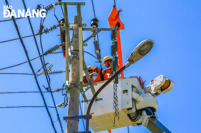 Công nhân ngành điện tiến hành bảo trì, bảo dưỡng đường dây điện giữa mùa nắng nóng cao điểm.  (Ảnh do đơn vị cung cấp)