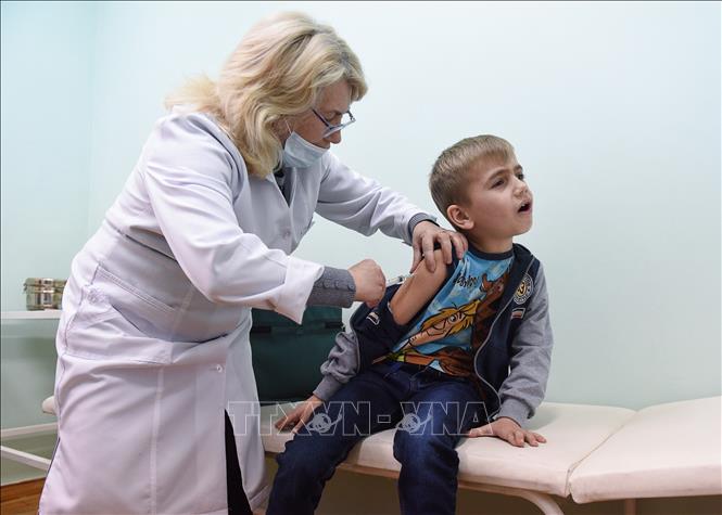 Tiêm chủng vaccine phòng bệnh sởi tại Kiev, Ukraine. Ảnh: AFP/TTXVN