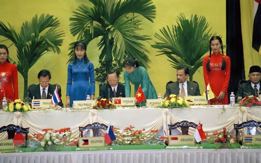 Thủ tướng Phan Văn Khải và các Trưởng đoàn ký Tuyên bố Hà Nội, tại Hội nghị Cấp cao ASEAN lần thứ VI, diễn ra ở Thủ đô Hà Nội trong hai ngày 15 đến16-12-1998. (Ảnh: Minh Điền/TTXVN)