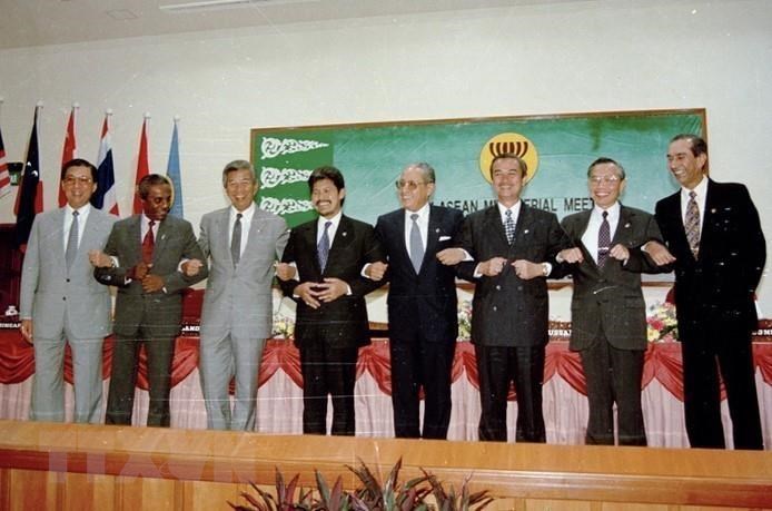 Bộ trưởng Ngoại giao Nguyễn Mạnh Cầm (thứ hai, từ phải sang), Tổng Thư ký ASEAN và các Bộ trưởng Ngoại giao ASEAN tại cuộc họp kết nạp Việt Nam trở thành thành viên chính thức thứ bảy của ASEAN, ngày 28-7-1995, tại Thủ đô Bandar Seri Begawan (Brunei). (Ảnh: Trần Sơn/TTXVN)