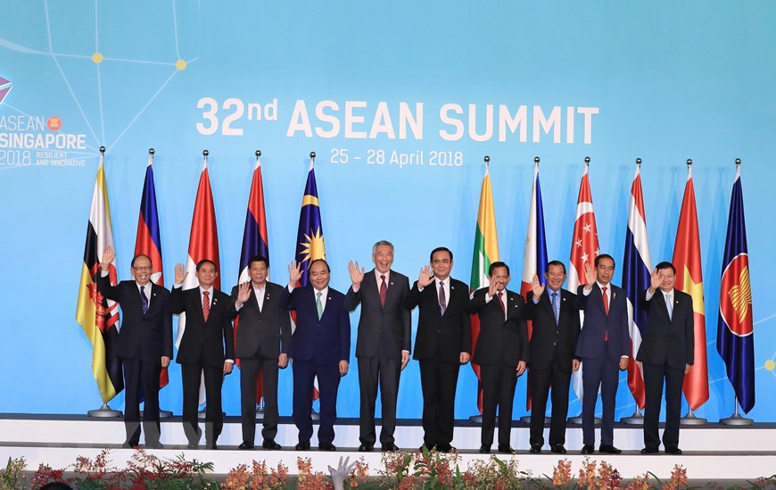 Thủ tướng Nguyễn Xuân Phúc (thứ tư, từ trái sang) và các Trưởng đoàn dự Hội nghị Cấp cao ASEAN lần thứ 32, sáng 28-4-2018, tại Singapore. (Ảnh: Thống Nhất/TTXVN)