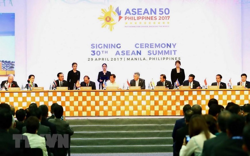 Thủ tướng Nguyễn Xuân Phúc (thứ tư, từ trái sang) và các Trưởng đoàn ký kết các văn kiện, tại Hội nghị Cấp cao ASEAN lần thứ 30 ở Thủ đô Manila (Philippines), chiều 29-4-2017. (Ảnh: Thống Nhất/TTXVN)