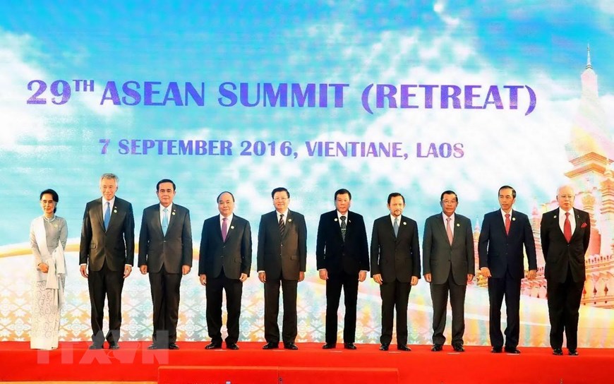 Thủ tướng Nguyễn Xuân Phúc (thứ tư, từ trái sang) và các Trưởng đoàn dự phiên họp hẹp Hội nghị Cấp cao ASEAN lần thứ 29, sáng 7-9-2016, tại Thủ đô Vientiane (Lào). (Ảnh: Thống Nhất/TTXVN)