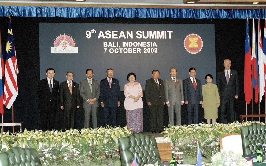 Thủ tướng Phan Văn Khải (thứ hai, từ trái sang) và các Trưởng đoàn tại Phiên khai mạc Hội nghị Cấp cao ASEAN lần thứ 9, ngày 7-10-2003, tại Bali, Indonesia. (Ảnh: Thế Thuần/TTXVN)