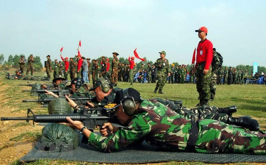 Các vận động viên thi bắn bài 5 môn súng trường nam tại Giải bắn súng quân dụng Quân đội các nước ASEAN lần thứ 16, tổ chức tháng 12-2006 ở Trung tâm Huấn luyện quân sự Miếu Môn, Hà Nội. (Ảnh: Việt Đức/TTXVN)