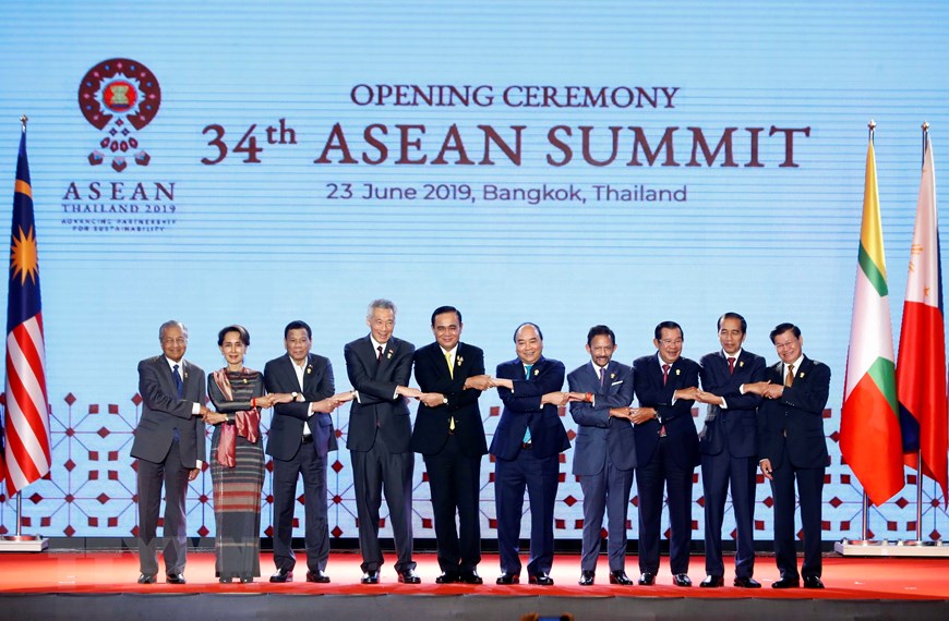 Thủ tướng Nguyễn Xuân Phúc (thứ năm, từ phải sang) và các Trưởng đoàn tại Lễ khai mạc Hội nghị Cấp cao ASEAN lần thứ 34 ở Bangkok (Thái Lan), sáng 23-6-2019. (Ảnh: Thống Nhất/TTXVN)