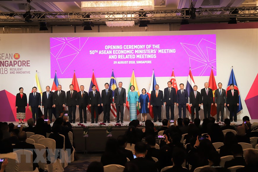 Các Bộ trưởng Kinh tế, đại diện lãnh đạo kinh tế từ 10 quốc gia thành viên ASEAN và các nước đối tác chụp ảnh chung tại phiên khai mạc Hội nghị Bộ trưởng Kinh tế ASEAN lần thứ 50 ở Singapore, ngày 29-8-2018. (Ảnh: Việt Dũng/TTXVN)