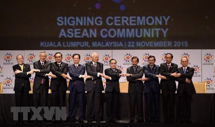 Thủ tướng Nguyễn Tấn Dũng (thứ tư, từ trái sang) cùng các nhà lãnh đạo ASEAN tại Lễ ký Tuyên bố Kuala Lumpur 2015 về việc thành lập Cộng đồng ASEAN 2015, tầm nhìn 2015, ngày 22-11-2015, tại Kuala Lumpur (Malaysia). (Ảnh: Tư liệu TTXVN)