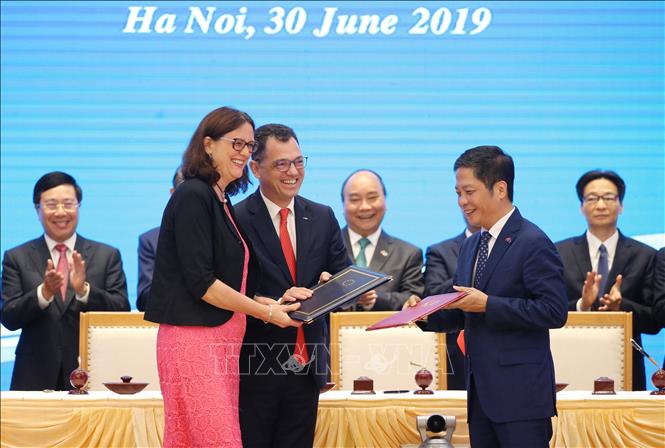 Thủ tướng Nguyễn Xuân Phúc chứng kiến Lễ ký Hiệp định Thương mại tự do giữa Việt Nam và Liên minh châu Âu (EVFTA) ngày 30-6. Ảnh: Lâm Khánh/TTXVN