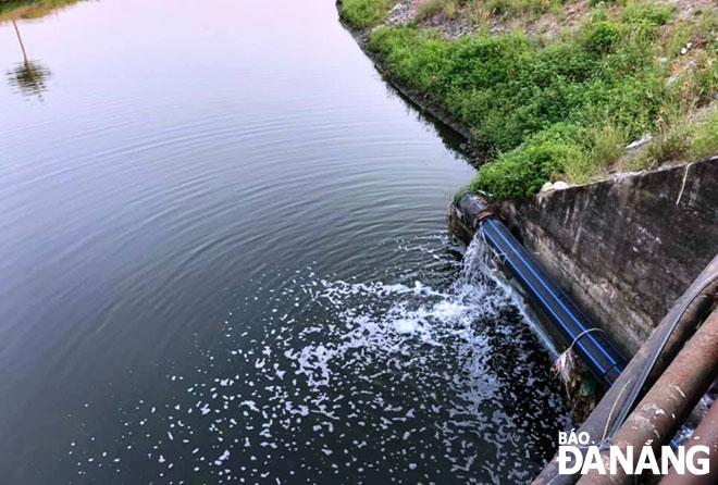 Đường ống dẫn nước thải cũng thường xuyên bị rò rỉ chảy xuống dòng kênh hở Khuê Trung-Đò Xu. 