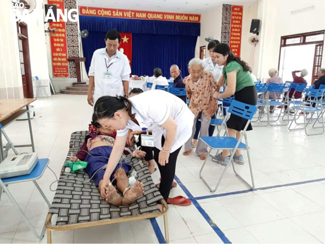 Người già khắp các thôn, xóm thuộc xã Hòa Nhơn được quan tâm, chăm sóc chu đáo qua chương trình “Vui khỏe cùng người cao tuổi”. 