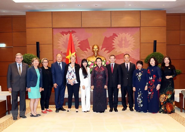 Chủ tịch Quốc hội Nguyễn Thị Kim Ngân chụp ảnh với các đại biểu tại buổi tiếp. (Ảnh: Trọng Đức/TTXVN)