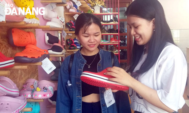 Y now works for a shoe store located on Phan Thanh Street as a part-time sales assistant in order to support herself and her family