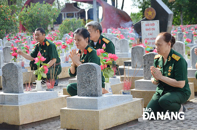 Đoàn cựu chiến binh tại miền Nam ra Nghĩa trang liệt sĩ Trường Sơn dân hương tưởng nhớ đồng đội về một thời cùng nhau chiến đấu bảo vệ chiến trường tỉnh Quảng Trị.