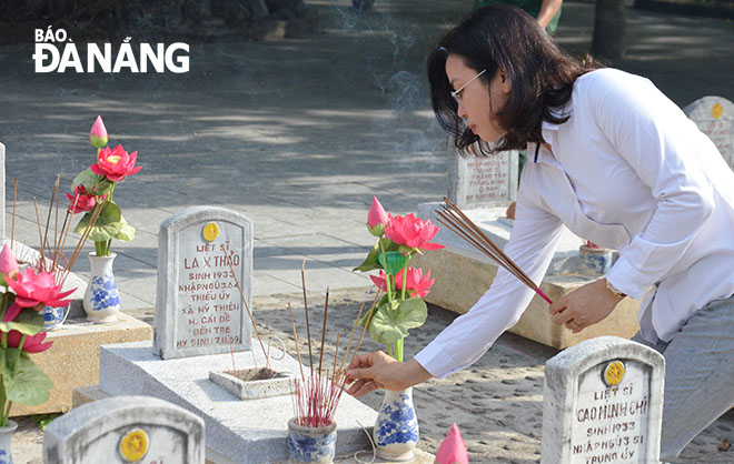 Giám đốc Sở Lao động - Thương binh và Xã hội thành phố Đà Nẵng Phan Thị Thùy Linh thắp hương cho các anh hùng liệt sĩ tại nghĩa trang Quốc gia Trường Sơn.