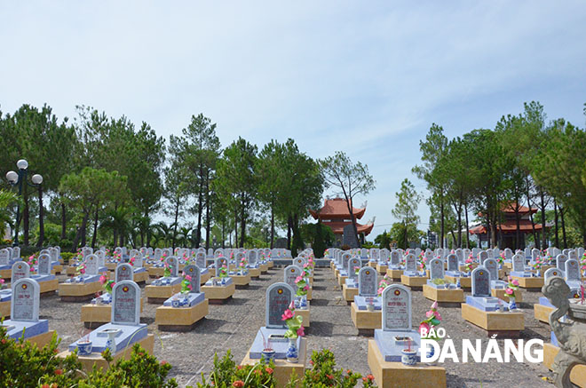 Nghĩa trang liệt sĩ Đường 9 là nơi yên nghĩ của hơn 9.500 anh hùng, liệt sĩ thuộc bộ đội chủ lực, bộ đội địa phương, dân quân du kích và thanh niên xung phong đã từng chiến đấu, phục vụ chiến đấu trên mặt trận Đường 9 và trên đất Lào trong suốt cuộc kháng chiến chống Mỹ. 