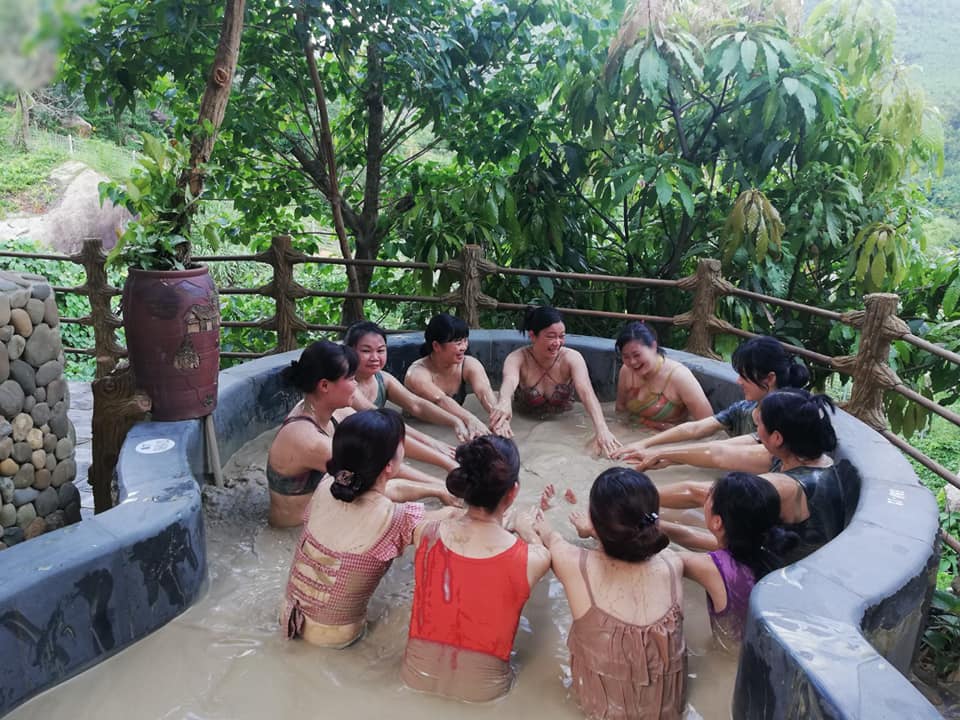 Không gian tắm bùn được bao phủ xung quanh là những cây xanh, tạo cho du khách không khí nhẹ nhàng, thoáng đãng.