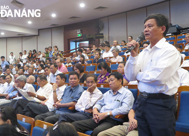 Cử tri phát biểu tại buổi tiếp xúc với Đoàn đại biểu Quốc hội đơn vị thành phố Đà Nẵng sau kỳ họp thứ 7, Quốc hội khóa XIV.