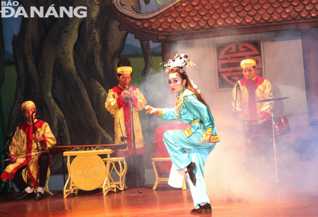  A Tuong extract being performed by artists from the Nguyen Hien Dinh