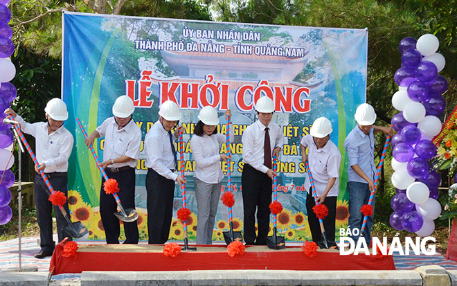 Leaders of the Departments of Labour, War Invalids and Social Affairs in Da Nang, and Quang Nam and Quang Tri provinces, attending the groundbreaking ceremony for the memorial stele