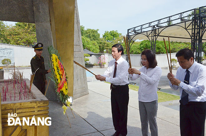 Representatives from the municipal Department of Labour, War Invalids and Social Affairs offering incense to martyrs