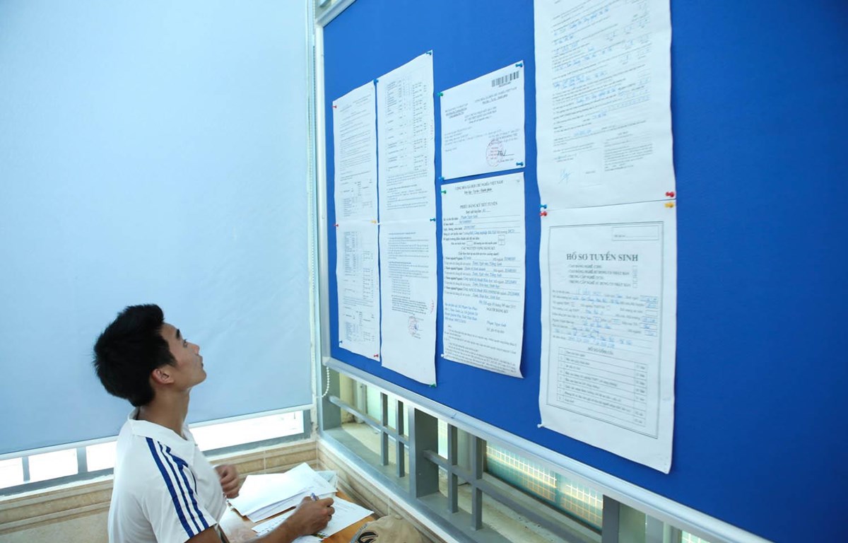 Thí sinh tìm hiểu thông tin trước khi làm hồ sơ xét tuyển tại Đại học Công nghiệp Hà Nội. (Ảnh: Minh Sơn/Vietnam+)