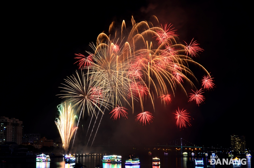 The Brazilian team-produced pyrotechnic scene looks like red flowers in full bloom along the Han River banks