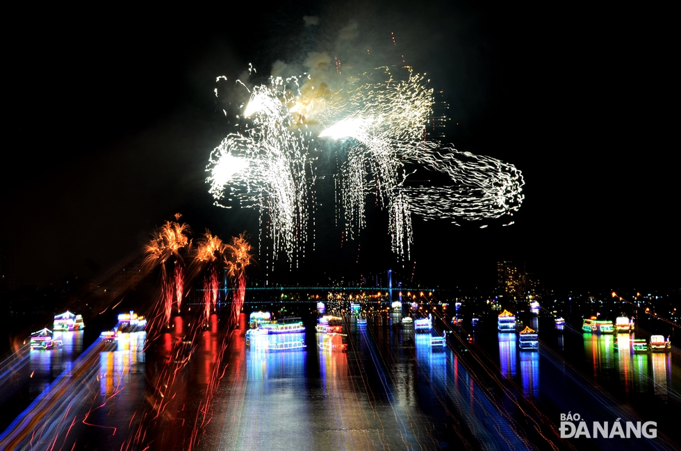  A nice long-exposure photo of the Belgian team-performed show