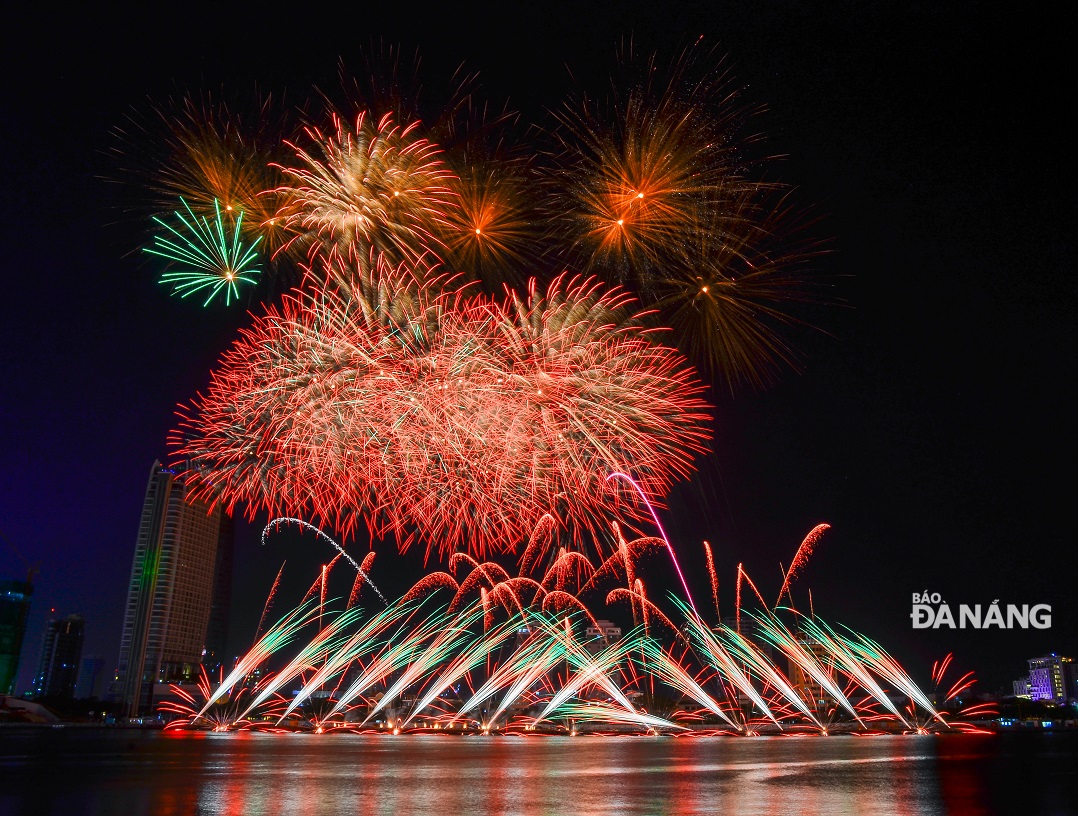 Eye-catching fireworks show produced by the Chinese team