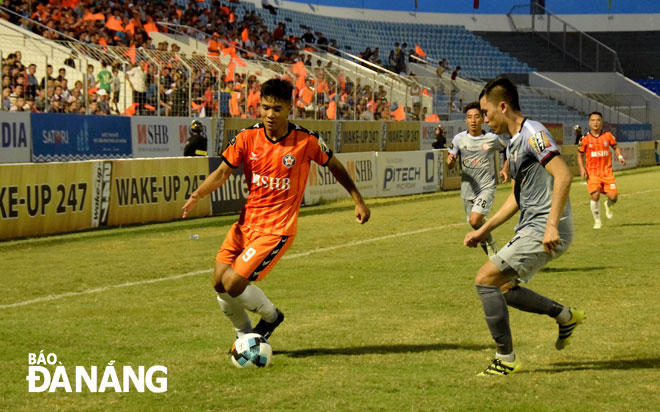 SHB DN’s Ha Duc Chinh (in orange) did not leave any impression during the match