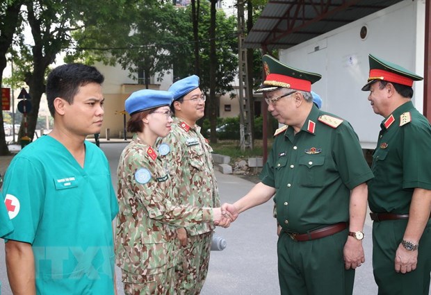 Thượng tướng Nguyễn Chí Vịnh, Thứ trưởng Bộ Quốc phòng động viên cán bộ, chiến sỹ Bệnh viện dã chiến cấp 2 số 2. (Ảnh: Dương Giang/TTXVN)