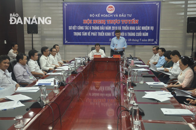  Vice Chairman of municipal People's Committee Ho Ky Minh giving his proposals at the meeting