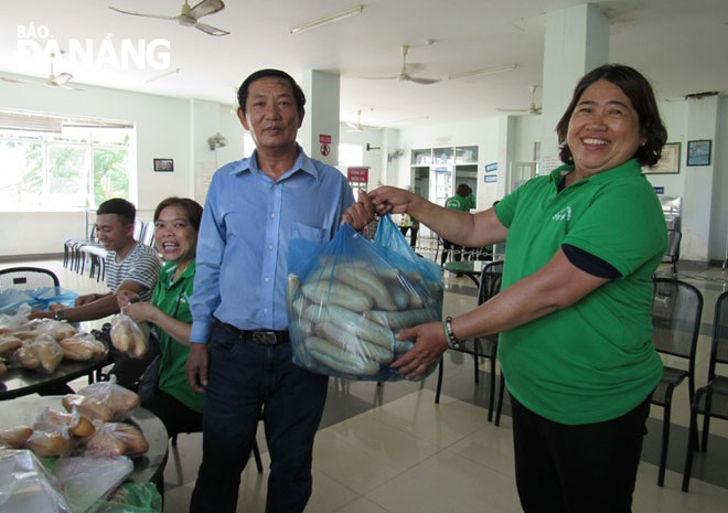 Vợ chồng ông Đinh Văn Lên-bà Dương Thị Long tham gia phát bánh mì tại Bệnh viện Tâm thần Đà Nẵng. 			(Ảnh do nhân vật cung cấp)