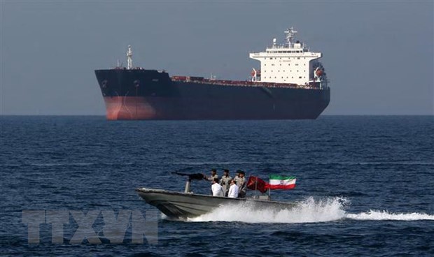 Binh sỹ Iran tuần tra gần một tàu chở dầu trên eo biển Hormuz ngày 30/4/2019. (Ảnh: AFP/TTXVN)