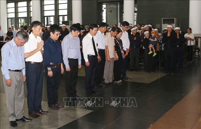 Đoàn đại biểu Ban Tuyên giáo Trung ương do đồng chí Võ Văn Thưởng, Ủy viên Bộ Chính trị, Bí thư Trung ương Đảng, Trưởng ban Tuyên giáo Trung ương làm dẫn đầu vào viếng Giáo sư Hoàng Tụy. Ảnh: Doãn Tấn/TTXVN