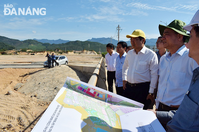 Bí thư Thành ủy Trương Quang Nghĩa kiểm tra thực tế tại một số dự án, công trình xây dựng ở Khu CNC Đà Nẵng vào sáng 19-7.