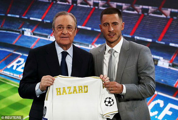 Chủ tịch Florentino Perez trao cho Hazard chiếc áo đấu Real Madrid chính thức công nhận ngôi sao người Bỉ gia nhập Bernabeu. Ảnh: Reuters