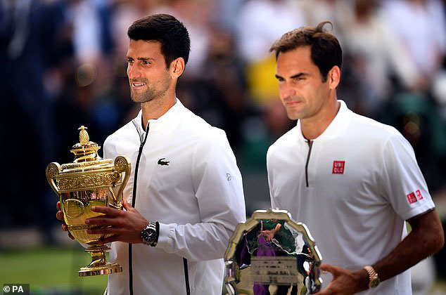 Novak Djokovic và Roger Federer sau trận chung kết Wimbledon 2019