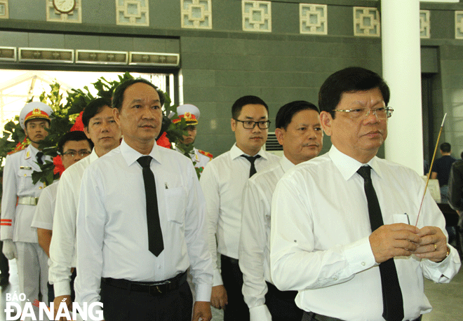 The delegation from Da Nang, led by Deputy Secretary Tri, offering incense to pay tribute to the late Prof. Hoang Tuy