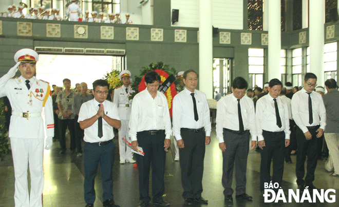 The Da Nang visitors observing a minute's silence