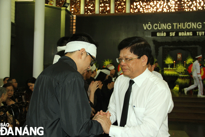 Deputy Secretary Tri (right) extending his condolences to the family of Prof. Hoang Tuy