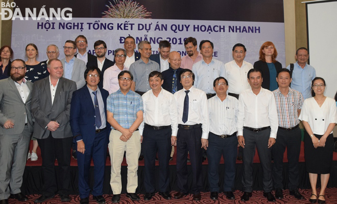 Vice Chairman Dung (5th left), representatives of central government ministries and agencies, and experts and scientists at the conference