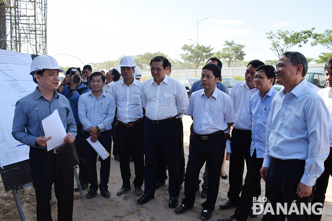 A representative from the construction contractor briefing the city leaders on construction progress of the Authority of Hi-Tech Park and industrial parks